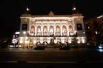 Gleich am Anfang der quirligen Berliner Kantstrae in der Nhe des Zoologischen Gartens befindet sich Berlins ltestes Musical-Theater, das Theater des Westens.