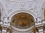 Zwischen Zwingli und Luther sieht man in der Kuppel den Evangelisten Johannes.