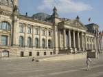  DEM DEUTSCHEN VOLKE  steht ber dem groen Haupteingang des Berliner Reichstages am 21.07.06.