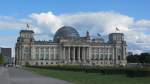 Das Reichstagsgebude in Berlin am Platz der Republik.