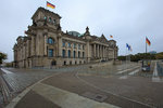 Reichstag mit gesichertem Vorplatz.