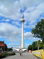 Berlin-Mitte: Der Fernsehturm wurde 1965 - 1969 erbaut und ist mit 368 m das hchste Gebude in Deutschlands.