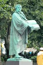 Berlin-Mitte: an der Westseite der Marienkirche steht das Lutherdenkmal.