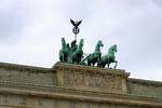 Blick auf die Quadriga des Brandenburger Tors in Berlin, bestehend aus der rmischen Siegsgttin Victoria und vier Pferden.