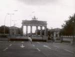 Brandenburger Tor Mitte der 80er Jahre, aus Ost-Berliner Perspektive (Foto von meinem Vater).