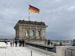  Ein weitere Turm auf den Bundestag der mit der Bundesflagge  beflaggt ist.