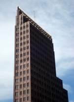 Der  Kollhoff-Tower  am Potsdamer Platz: dunkelroter Backsteinbau - fr Berlin eher untypisch.