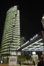 Bahnhof Potsdamer Platz mit dem Bahn Tower bei Nacht.