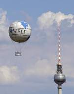 Der Berliner Fernsehturm mit dem Welt-Ballon.