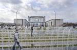 Das Bundeskanzleramt in Berlin mit einem Springbrunnen im Vordergrund.