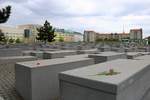 Blick auf das Denkmal fr die ermordeten Juden Europas, bestehend aus 2711 grauen Stelen.