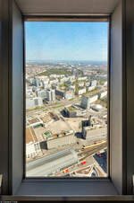 Eingerahmt: der Berliner Alexanderplatz, fotografiert durch eines der vielen Fenster des Fernsehturms.