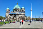 Berliner Dom und Fernsehturm, gesehen am Rande des stark frequentierten Lustgartens.