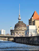 Bode-Museum mit Turm – eingefangen auf der Spree in Berlin.