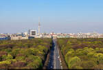 Durchblick von der Siegessule auf das Brandenburger Tor und viele andere Sehenswrdigkeiten, die Berlin zu bieten hat, so zum Beispiel das Reichstagsgebude, der Fernsehturm, der Dom