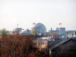 BERLIN, 16.11.2004, Blick aus dem Hotelzimmer auf die Kuppel des Reichstagsgebudes