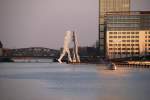 BERLIN, 31.03.2009, Blick von der Oberbaumbrcke auf die Spree und die Skulptur  Molecule Man 