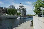 Blick ber die Spree auf den Reichstag.