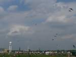 Drachen steigen lassen auf einem ehemaligen Flughafen, das gibt es so wohl nur in Berlin Tempelhof.