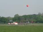 Drei Ein- und Ausgnge gibt es derzeit am neuen Park auf dem alten Flughafen Tempelhof, sie sind markiert mit roten Ballons.