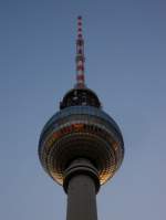 Der Berliner Fernsehturm im Abendlicht des 18.