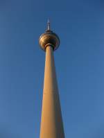 Der Berliner Fernsehturm im Abendlicht des 18.