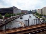 Berlin, Bahnhof Friedrichstrae, Blick vom Bahnsteig auf die Spree mit Ausflugsschiffen (08.06.2010)