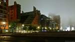 Wenn die Nacht zum Tag wird - das dichte Lichtermeer am Potsdamer Platz in Berlin erleuchtet den wolkenverhangenen Nachthimmel, in den die oberen Etagen des Kollhoff-Towers bereits hinein ragen.