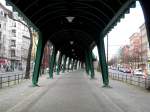 Ein Weg fr Fugnger unter der Hochbahnstrecke der Schnhauser Allee in Berlin Prenzlauer Berg.(14.4.2013)