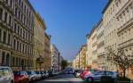 Im Bergmannkiez im Berliner Stadtteil Kreuzberg findet man grnderzeitliche Blockrandbebauung vor - hier ein Blick durch die Nostitzstrae in Richtung Norden.