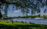 Zahlreiche Menschen lockt die Frhlingssonne am Wochenende an die Ufer der Spree im Berliner Ortsteil Alt-Treptow.