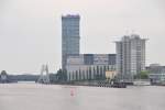 BERLIN, 05.07.2014, Blick von der Oberbaumbrcke ber die Spree zum Molecule Man