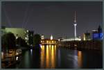 Von der Michaelbrcke sieht man am 10.10.2014 den bunt angestrahlten Fernsehturm sowie die Trme von Stadthaus und Rotem Rathaus.