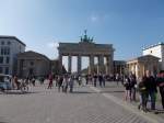 Wie immer eine Anlaufstelle vieler Touristen bei jedem Berlinbesuch der Abstecher zum Brandenburger Tor.Aufgenommen am 05.Oktober 2014 von der Ostseite.