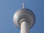 Da Schmerzt das Genick wenn man auf dem 368m hohen Berliner Fernsehturm schaut.Aufnahme vom 05.Oktober 2014.