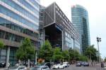 Das Sony Center und im Hintergrund der DB Tower am Potsdamer Platz am 11.