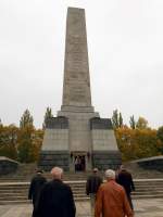 Das Hauptdenkmal, eine Statue der russischen „Mutter Heimat“, welche um ihren gefallenen Sohn trauert, des Sowjetische Ehrenmal in der Schnholzer Heide in Berlin-Pankow gesehen am 