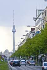 Frankfurter Allee in Berlin-Friedrichshain mit dem Berliner Fernsehturm im Hintergrund.