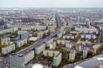 Blick vom Berliner Fernsehturm auf Karl-Marx-Allee und Bezirk Friedrichshain.