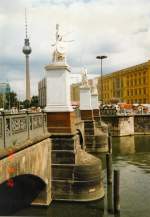 Berlin, Sommer 1993: Blick zum Fernsehturm und zur Stadtschlo-Kulisse