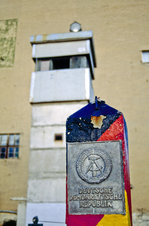 DDR-Grenzposten vor ehemaligem Wachturm in der Zimmerstrae von Berlin.