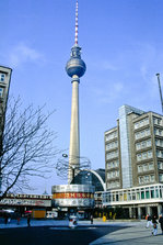 Berliner Fernsehturm vom Alexanderplatz aus gesehen.