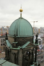 Eine der 5 Kuppeln in sdlicher Richtung  des Berliner Dom am 06.