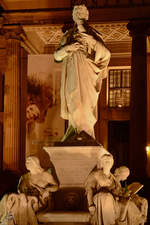  Die Skulpturengruppe zu Ehren des Dichters Friedrich Schiller am Gendarmenmarkt in Berlin-Mitte.