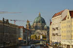 Blick ber die Spree auf den Berliner Dom.