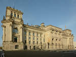 Das Ostseite des Reichstagsgebäudes mit dem Portal für Politiker, Minister, Staatsgäste im Berliner Stadtteil Tiergarten.