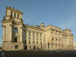 Das Ostseite des Reichstagsgebudes mit dem Portal fr Politiker, Minister, Staatsgste im Berliner Stadtteil Tiergarten.