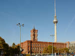 Das Rote Rathaus und der Berliner Fernsehturm.