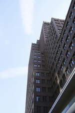 Blick zum Kollhoff-Hochhaus, das hchste Haus   auf dem Potsdamer Platz in Berlin am 06.