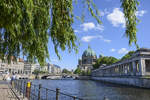 Blick auf Berliner Dom und die Spree von der Spreepromenade.